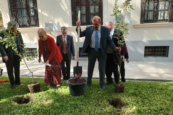 Plantan en Montevideo un jardín en memoria a los fallecidos en la Gran Guerra Patria - Sputnik Mundo