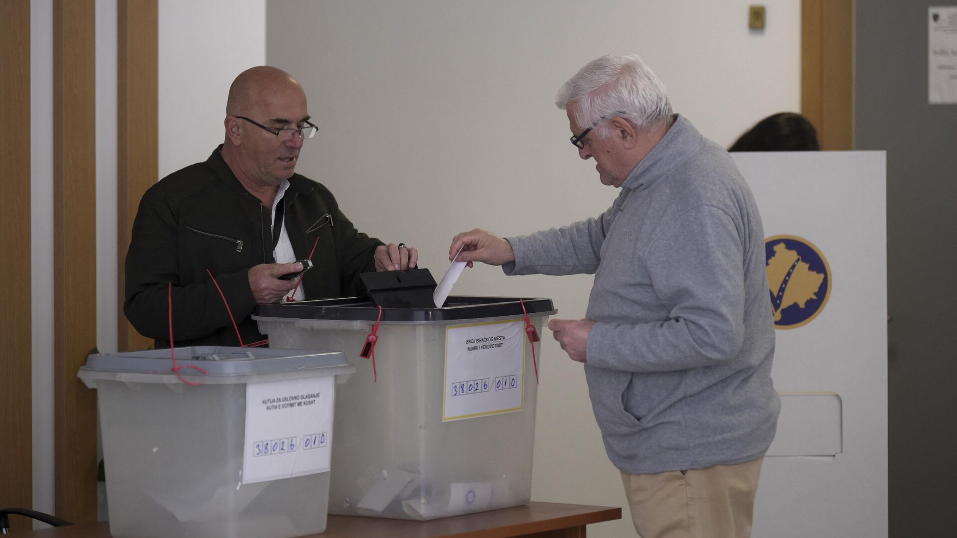 Un hombre deposita su voto en un colegio electoral en el norte de Mitrovica, predominantemente poblado por la minoría étnica serbia en medio de las elecciones municipales en el norte de Kosovo, el 23 de abril de 2023 - Sputnik Mundo, 1920, 25.04.2023