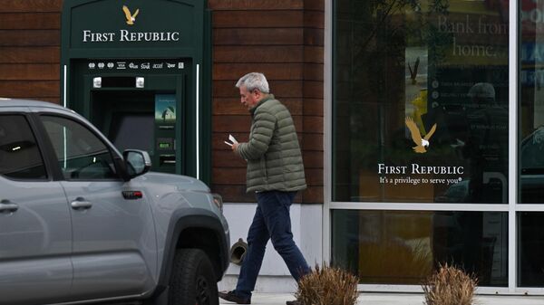 Un cliente pasa junto a un cajero automático fuera de una sucursal del First Republic Bank en Manhattan Beach, California, el 13 de marzo de 2023.  - Sputnik Mundo