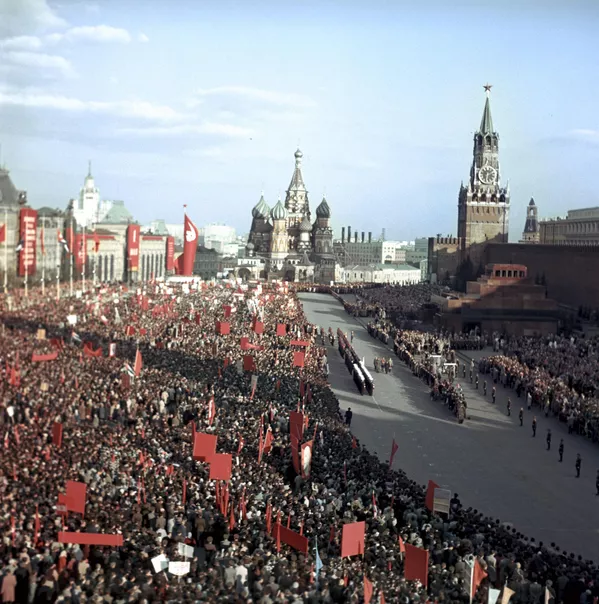 Manifestazione nella Piazza Rossa di Mosca per celebrare la visita di Fidel Castro in URSS.  - Mondo Sputnik