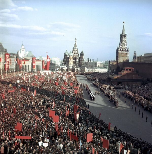Manifestación en la Plaza Roja de Moscú para celebrar la visita de Fidel Castro a la URSS. - Sputnik Mundo