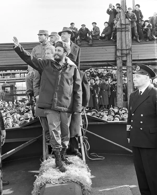 Questa è stata la visita più lunga dello statista in Unione Sovietica, è durata più di un mese, fino al 3 giugno.  Durante questo periodo, il presidente ha viaggiato in tutto il paese.  Nella foto: Fidel Castro saluta gli abitanti di Murmansk.  - Mondo Sputnik