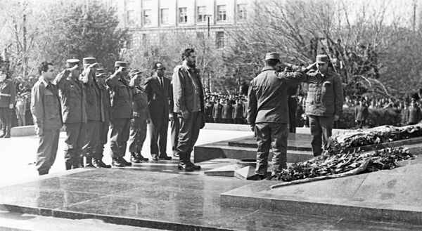 Los invitados cubanos depositan una corona de flores en la fosa común de los defensores de Stalingrado, en la Plaza de los Soldados Caídos de Volgogrado. - Sputnik Mundo