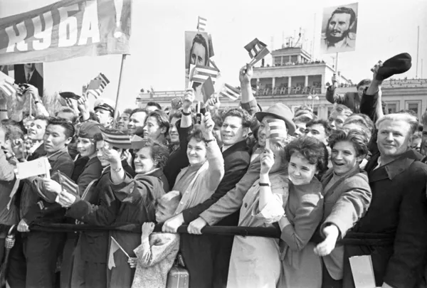 L'ospite cubano è stato accolto con calore e gioia in tutti gli angoli del Paese.  Nella foto: i leningradosi salutano Fidel Castro all'aeroporto di Shosséynaya (l'attuale Pulkovo).  - Mondo Sputnik