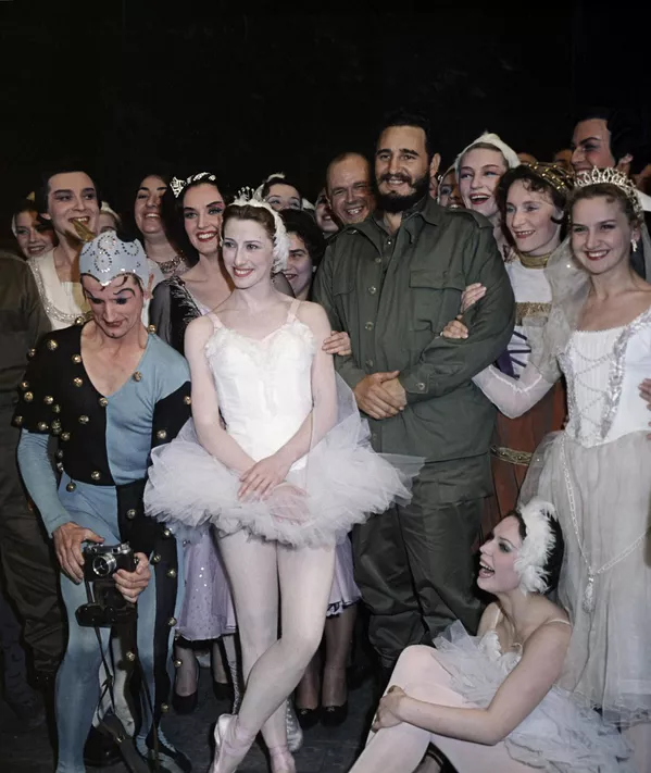 Ha anche visitato il Teatro Bolshoi, dove, dopo la rappresentazione de Il lago dei cigni, il comandante ha parlato con la prima ballerina Maya Plisetskaya (ctro.) e altri ballerini.  - Mondo Sputnik