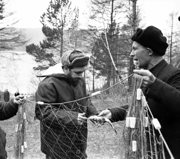 Fidel Castro era particolarmente interessato alla vita della gente comune. Nella foto: il politico con i pescatori sul lago Baikal.  - Mondo Sputnik