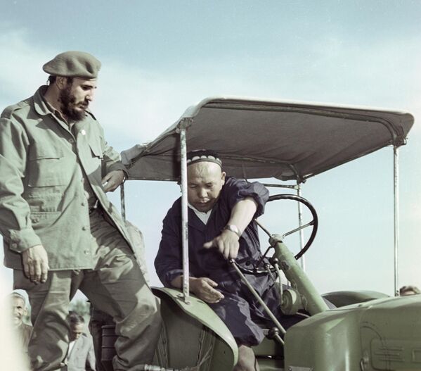 En Cuba, Castro cosechó repetidamente caña de azúcar, haciéndolo, según sus propias palabras, &quot;por obligación moral&quot;. En la Unión Soviética, condujo un tractor en la granja colectiva Uzbekistán Rojo. - Sputnik Mundo