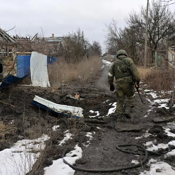 Un soldato a Márinka colpito dai bombardamenti delle forze armate ucraine - Sputnik World