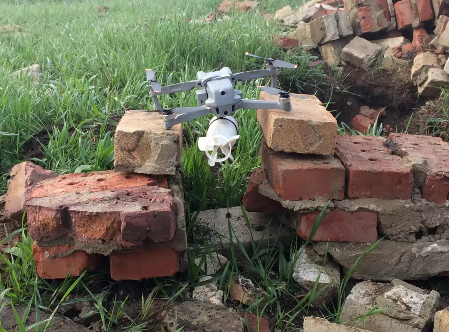 Un drone con una bomba prima del decollo - Sputnik World