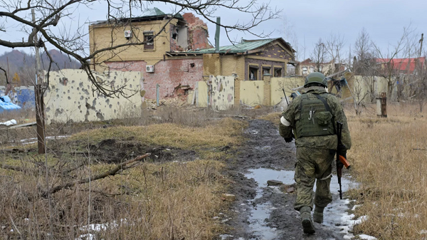 Un soldado muestra los alrededores de Márinka - Sputnik Mundo