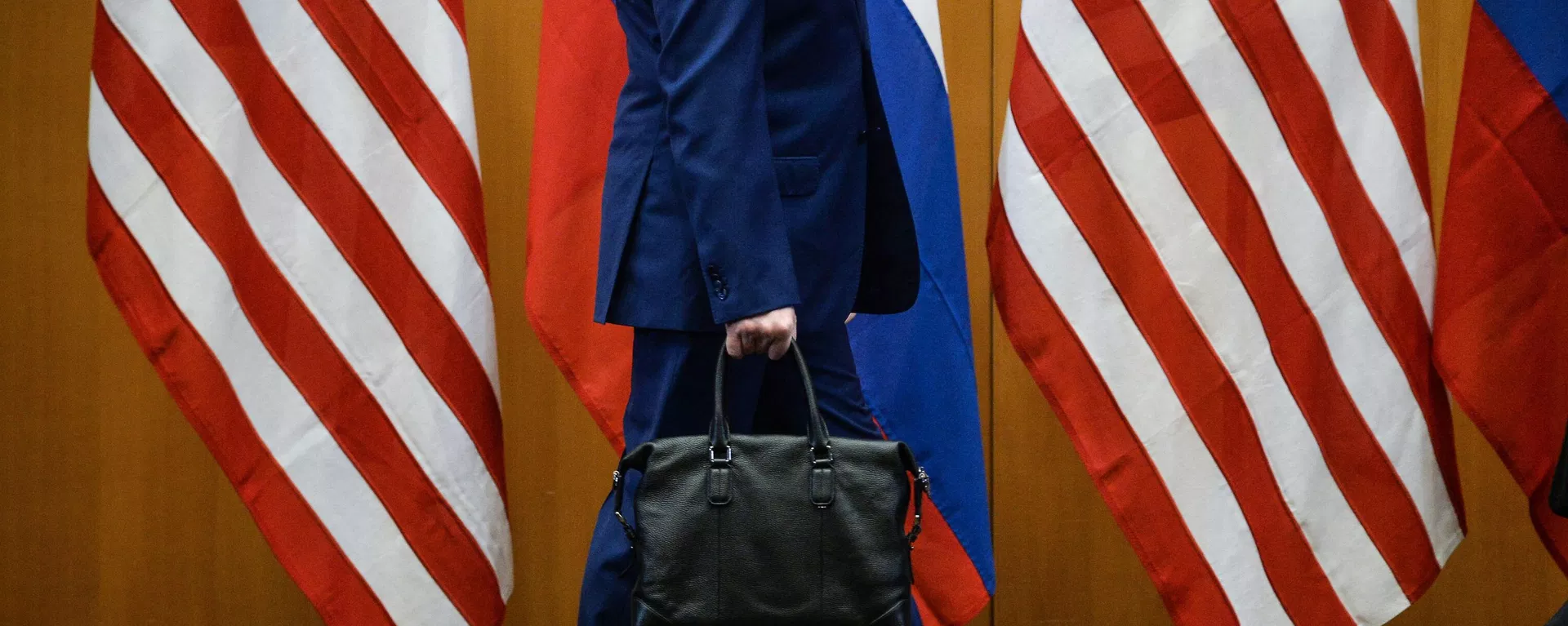 Las banderas de EEUU y Rusia - Sputnik Mundo, 1920, 05.11.2023