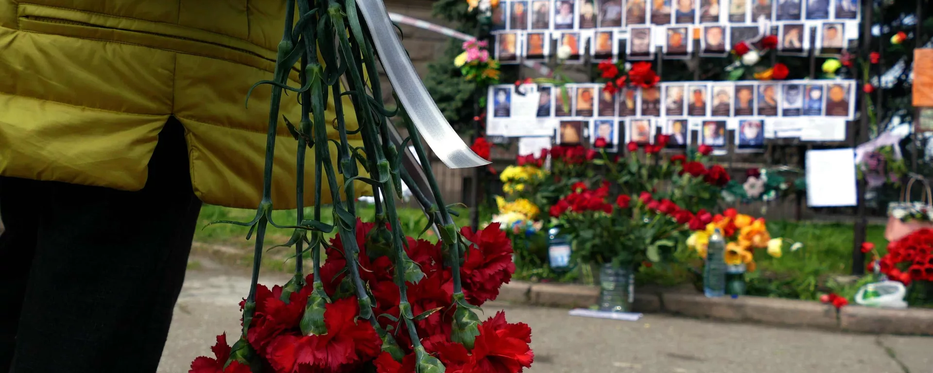 Los residentes de Odesa llevan flores a la Casa de los Sindicatos en 2021 (archivo) - Sputnik Mundo, 1920, 02.05.2023