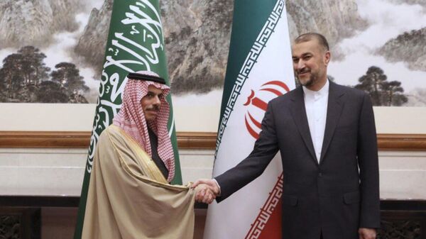El príncipe Faisal bin Farhan Saud de Arabia Saudita y el Ministro de Asuntos Exteriores de Irán, Hossein Amirabdollahian - Sputnik Mundo