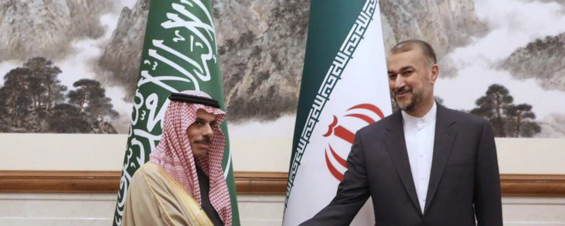 El príncipe Faisal bin Farhan Saud de Arabia Saudita y el Ministro de Asuntos Exteriores de Irán, Hossein Amirabdollahian El príncipe Faisal bin Farhan Saud de Arabia Saudita y el Ministro de Asuntos Exteriores de Irán, Hossein Amirabdollahian - Sputnik Mundo, 1920, 01.05.2023