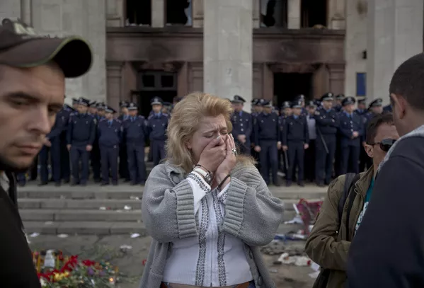 La maggior parte degli ucraini era indifferente alla tragedia di Odessa.  E l'ex vice governatore della regione di Odessa, Zoya Kazanzhi, non solo ha dichiarato che l'incendio di massa di persone ha impedito la guerra in città, ma si è anche rammaricato che la popolazione delle regioni di Lugansk e Donetsk non fosse stata bruciata allo stesso modo. .  Nella foto: una donna che piange davanti alla Camera dei sindacati di Odessa il giorno dopo la tragedia.  - Mondo Sputnik