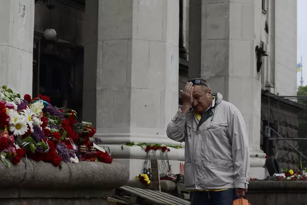 Fiori in memoria di coloro che sono morti nell'incendio della Casa dei sindacati in piazza Kulikovo Polye a Odessa, il 4 maggio 2014. - Sputnik World