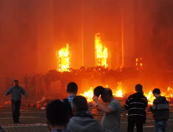 Cuando los miembros del anti-Maidán intentaron refugiarse en la Casa de los Sindicatos, los marginales criminales prendieron fuego el edificio. - Sputnik Mundo