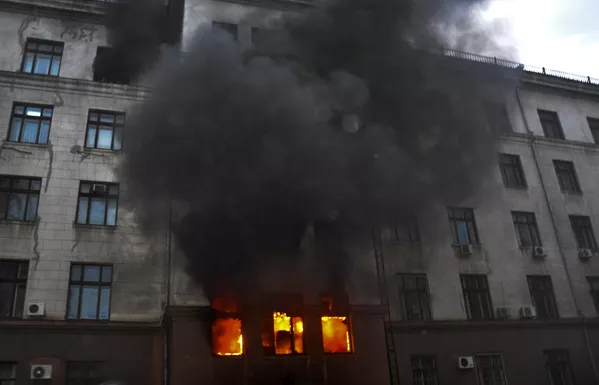 Il 2 maggio 2014, sicari neonazisti ucraini filo-occidentali hanno attaccato il campo dei manifestanti.  Nell'immagine: l'incendio nella Camera dei sindacati di Odessa, il 2 maggio 2014. - Sputnik World