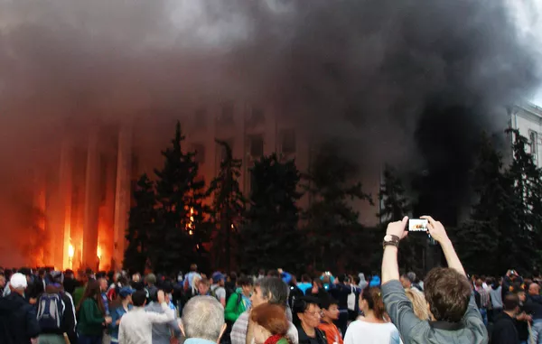 Bande di neonazisti armati di altre regioni hanno attaccato i manifestanti a Odessa.  Gli ultras del calcio hanno avuto un ruolo attivo in esso.  - Mondo Sputnik