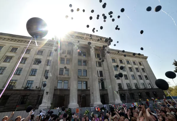 Nonostante le prove video degli eventi di Odessa, l'indagine ufficiale non è andata da nessuna parte.  Gli autori non sono stati puniti e le autorità di Kiev hanno accusato la Russia di non aver scoperto la causa dell'incendio.  Nell'immagine: concentrazione in memoria del defunto nella Camera dei sindacati di Odessa, 2 maggio 2017. - Sputnik World