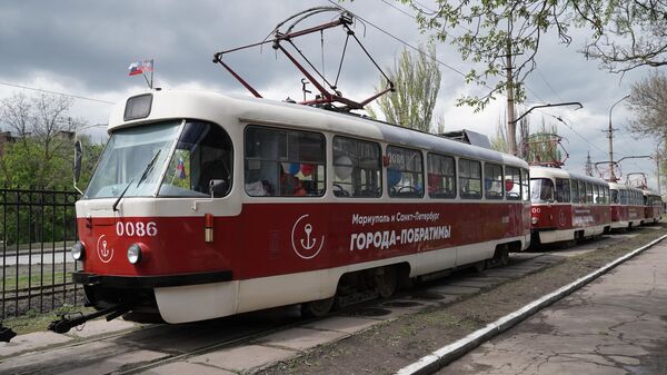 Tranvías reparados con la ayuda de especialistas de San Petersburgo en la ceremonia de puesta en servicio de las vías del tranvía en Mariúpol - Sputnik Mundo
