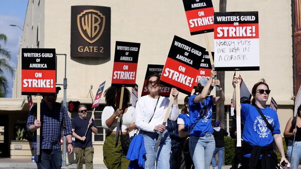 Protesta de guionistas de Hollywood, tras llamar a un paro - Sputnik Mundo