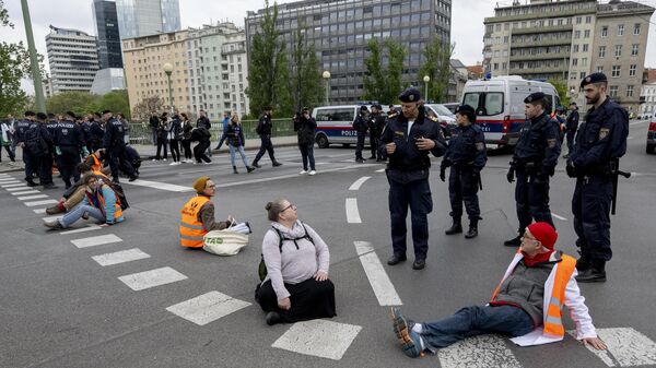 Ecoactivistas bloquean el tráfico en Viena - Sputnik Mundo