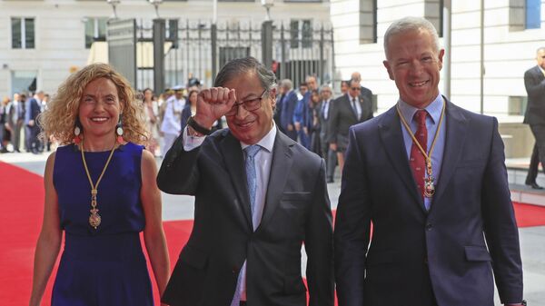 Gustavo Petro,  junto a la presidenta del Congreso español y el presidente del Senado - Sputnik Mundo