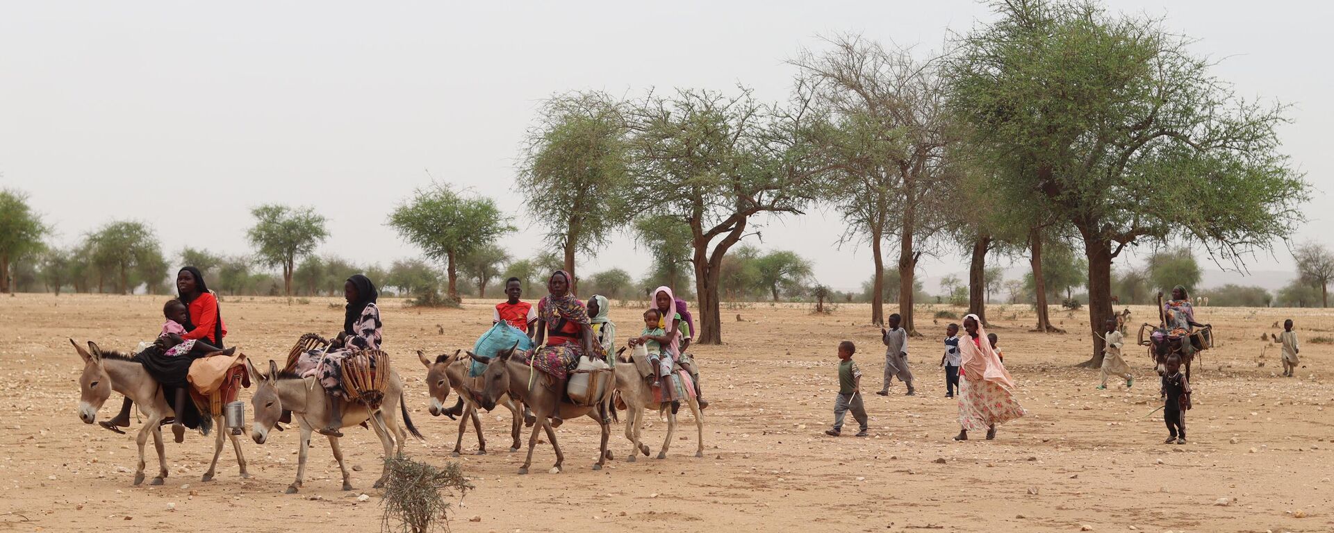 Refugiados sudaneses cruzan a Chad cerca de Koufroun, Echbara, el 1 de mayo de 2023.  - Sputnik Mundo, 1920, 03.05.2023
