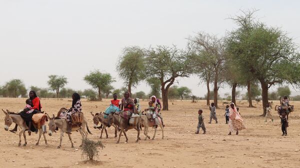 Refugiados sudaneses cruzan a Chad cerca de Koufroun, Echbara, el 1 de mayo de 2023.  - Sputnik Mundo