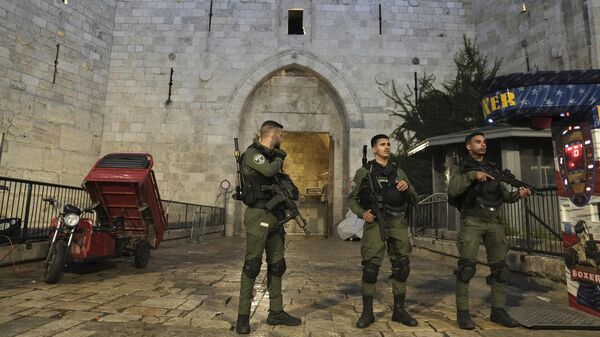 La policía fronteriza israelí se despliega en la Puerta de Damasco de la Ciudad Vieja de Jerusalén durante una redada de la policía en el complejo de la mezquita de Al Aqsa, el 5 de abril de 2023. - Sputnik Mundo