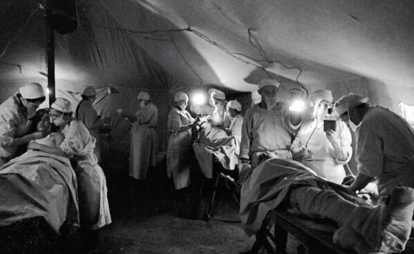 Médicos y enfermeras atienden a los soldados en un hospital de campaña, agosto de 1943. - Sputnik Mundo