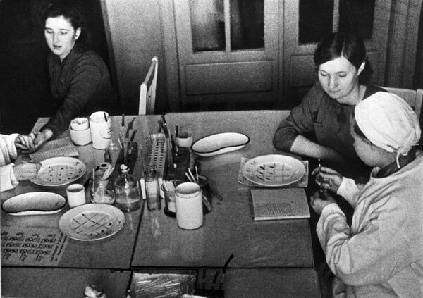Mujeres donando sangre para los soldados heridos en una estación de transfusión de sangre en Moscú, noviembre de 1941. - Sputnik Mundo