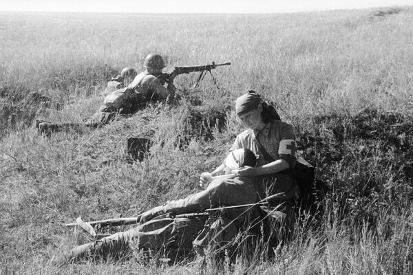 Una enfermera atiende a un soldado herido, agosto de 1941. - Sputnik Mundo