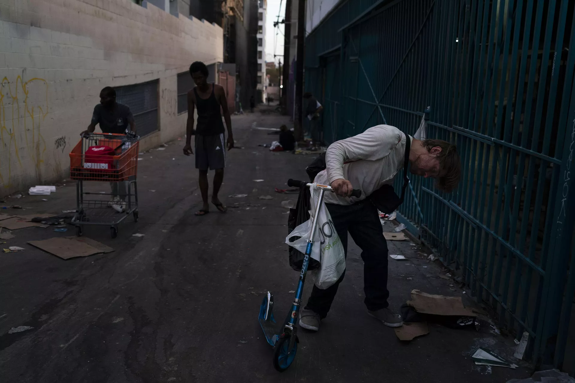 Un drogadicto sujeta el manillar de un patinete mientras se queda dormido tras fumar fentanilo en Los Ángeles, el martes 9 de agosto de 2022. - Sputnik Mundo, 1920, 05.05.2023