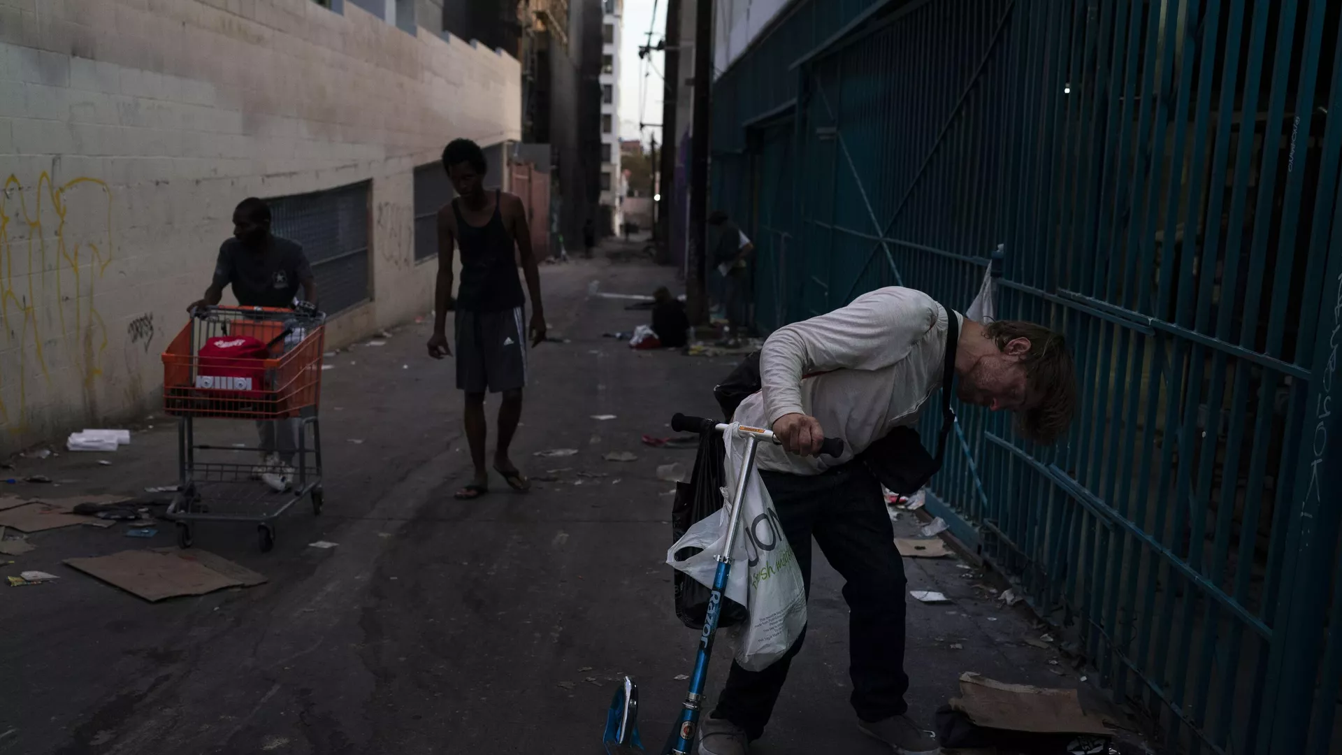 Un drogadicto sujeta el manillar de un patinete mientras se queda dormido tras fumar fentanilo en Los Ángeles, el martes 9 de agosto de 2022. Un drogadicto sujeta el manillar de un patinete mientras se queda dormido tras fumar fentanilo en Los Ángeles, el martes 9 de agosto de 2022. - Sputnik Mundo, 1920, 01.02.2024