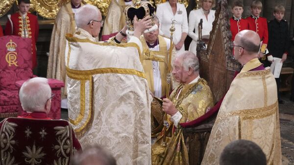 El rey Carlos III es coronado con la Corona de San Eduardo por el arzobispo de Canterbury Justin Welby - Sputnik Mundo