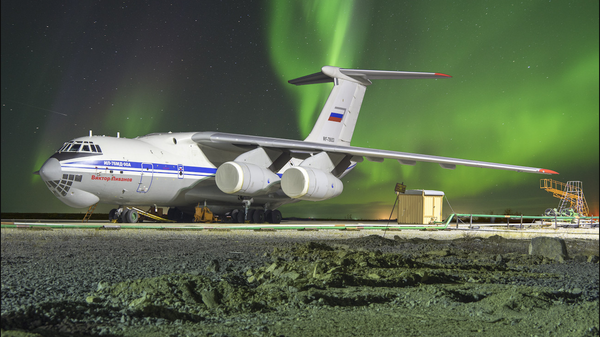 Ilyushin Il-76MD-90A con aurora y meteoro - Sputnik Mundo
