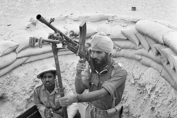 Fuerzas de la Commonwealth en África del Norte. Tropas indias tripulan un cañón Bren en un montaje antiaéreo, Desierto Occidental, 18 de abril de 1941. - Sputnik Mundo