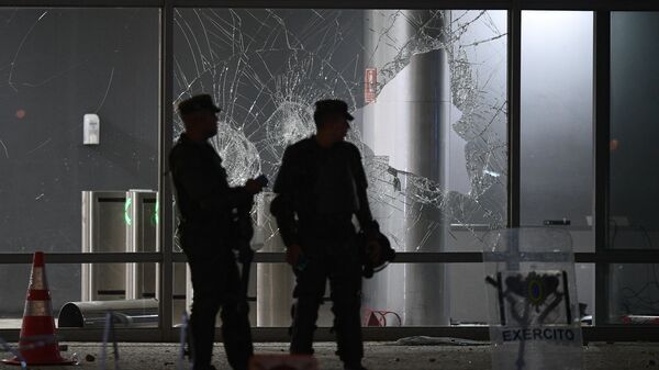 Soldados brasileños durante el asalto al palacio de Planalto  - Sputnik Mundo