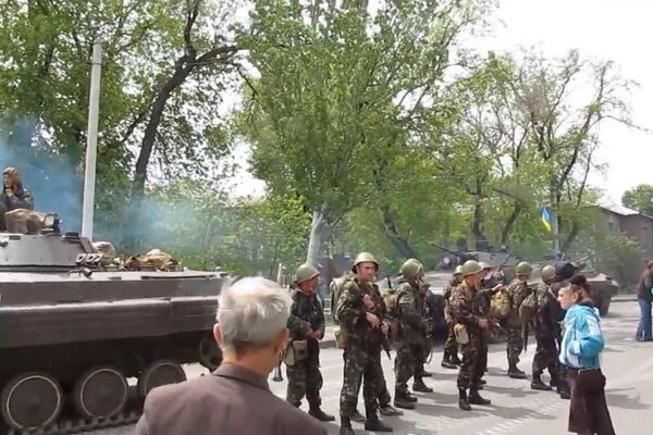 Enfrentamiento entre la población local y las fuerzas ucranianas en Mariupol - Sputnik Mundo