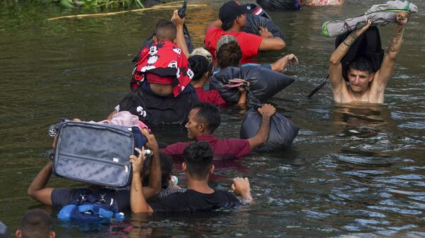 Migrantes cruzan el Río Bravo a unas horas de que venza el Título 42 - Sputnik Mundo