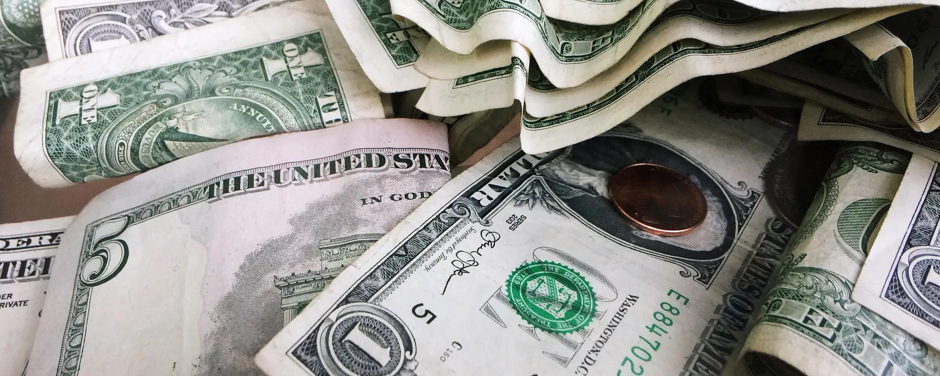 Billetes de uno y cinco dólares Billetes de uno y cinco dólares - Sputnik Mundo, 1920, 11.05.2023