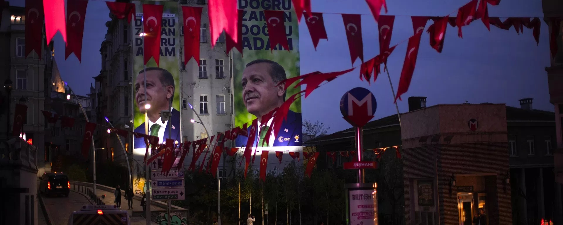 La gente pasa junto a vallas publicitarias en las que aparece el presidente turco y candidato presidencial de Alianza Popular, Recep Tayyip Erdogan, en Estambul La gente pasa junto a vallas publicitarias en las que aparece el presidente turco y candidato presidencial de Alianza Popular, Recep Tayyip Erdogan, en Estambul - Sputnik Mundo, 1920, 11.05.2023