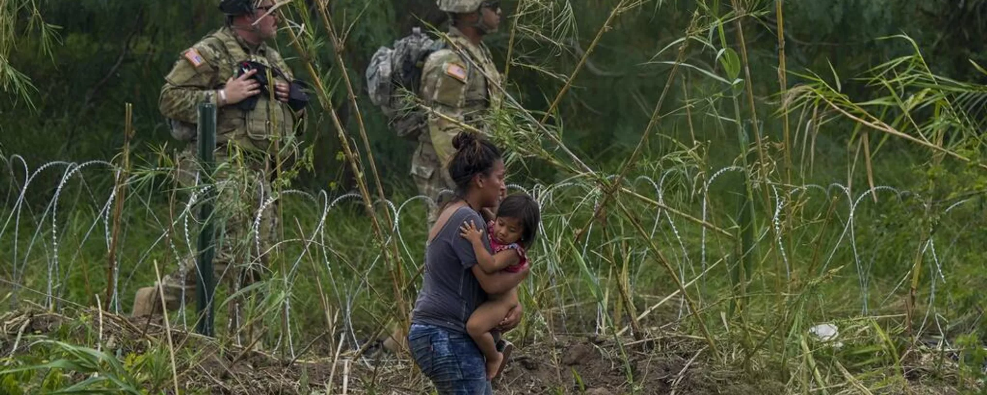 Una mujer cruzando la frontera entre México y EEUU en Matamoros, Tamaulipas. - Sputnik Mundo, 1920, 05.01.2024