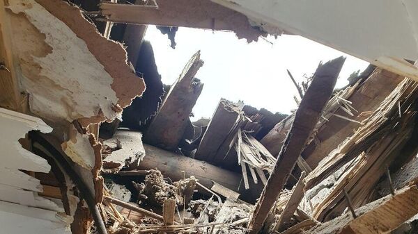 Casa dañada tras bombardeo perpetrado por tropas ucranianas en Górlovka, Donetsk - Sputnik Mundo