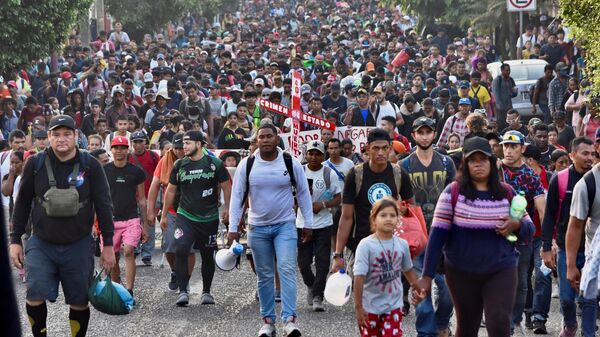 Migrantes de Centro y Sudamérica participan en una caravana que intenta llegar a la frontera entre México y Estados Unidos, en Tapachula, estado de Chiapas, sur de México - Sputnik Mundo