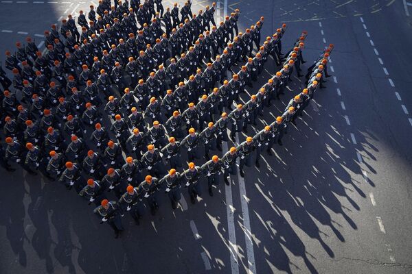 Militares rusos marchan hacia la Plaza Roja de Moscú para participar en el desfile con motivo del 78º aniversario del Día de la Victoria en la Gran Guerra Patria. - Sputnik Mundo