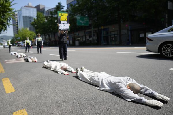 Manifestantes contra la decisión de liberar agua radiactiva de la central nuclear de Fukushima frente a la Embajada japonesa en Seúl, en Corea del Sur. Manifestantes contra la decisión de liberar agua radiactiva de la central nuclear de Fukushima frente a la Embajada japonesa en Seúl, en Corea del Sur. - Sputnik Mundo