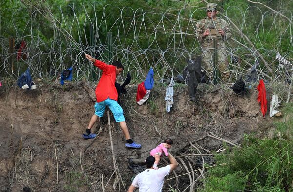 Migrantes intentan entrar a EEUU a través de la frontera en Matamoros, Tamaulipas, México. - Sputnik Mundo